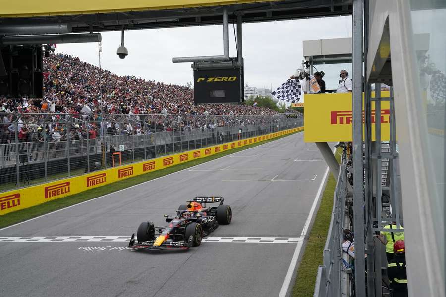 Max Verstappen cruza a linha de meta com a vitória da Red Bull na sua 100ª corrida