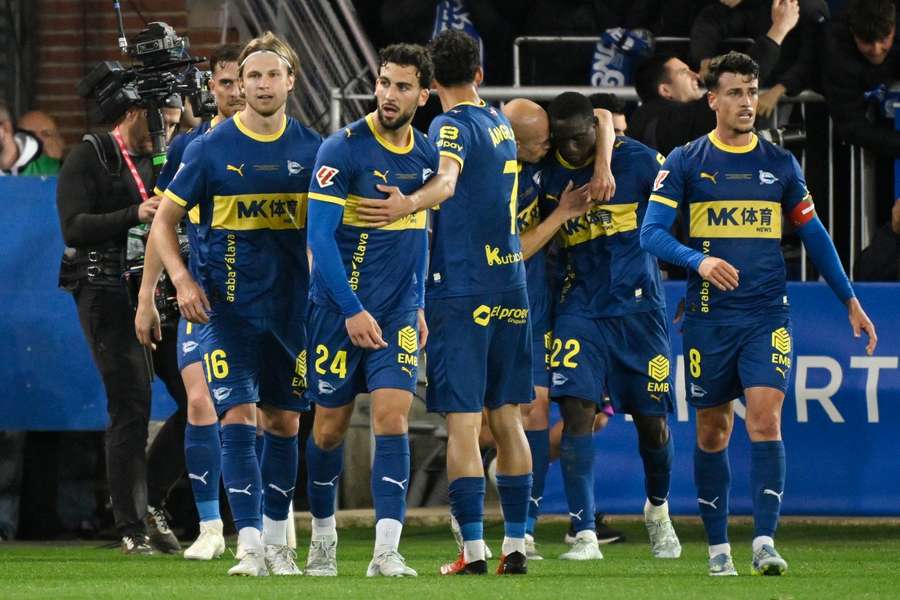 Los jugadores del Alavés celebran el gol de Diabate