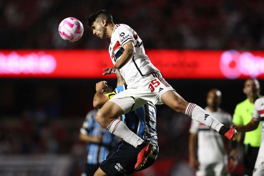 Lucas Beraldo în acțiune pentru fosta echipă Sao Paulo