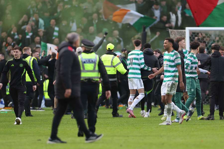 Fanii se înfruntă pe teren după ce Celtic a învins Rangers în Cupa Scoției Fanii se înfruntă pe teren după ce Celtic a învins Rangers în Cupa Scoției