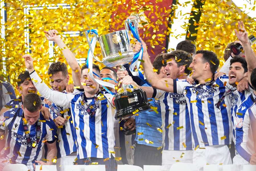 Jucătorii lui Real Sociedad ridică trofeul Cupei Spaniei 