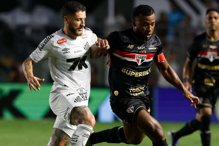 São Paulo e Santos fazem clássico tenso pelo Paulistão