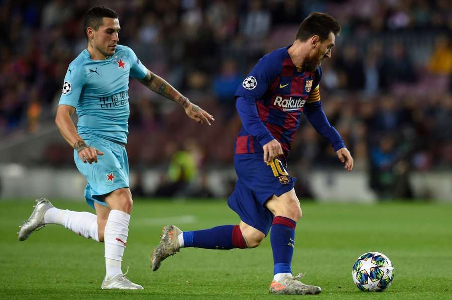 Nicolae Stanciu, în duel cu Lionel Messi, în timpul unei partide FC Barcelona - Slavia Praga, 5 noiembrie 2019 în grupele UCL (scor 0-0)