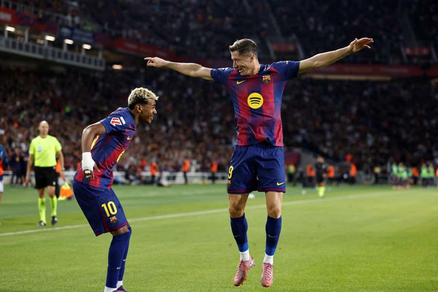 Lamine Yamal e Lewandowski a festejar a vitória por 2-1