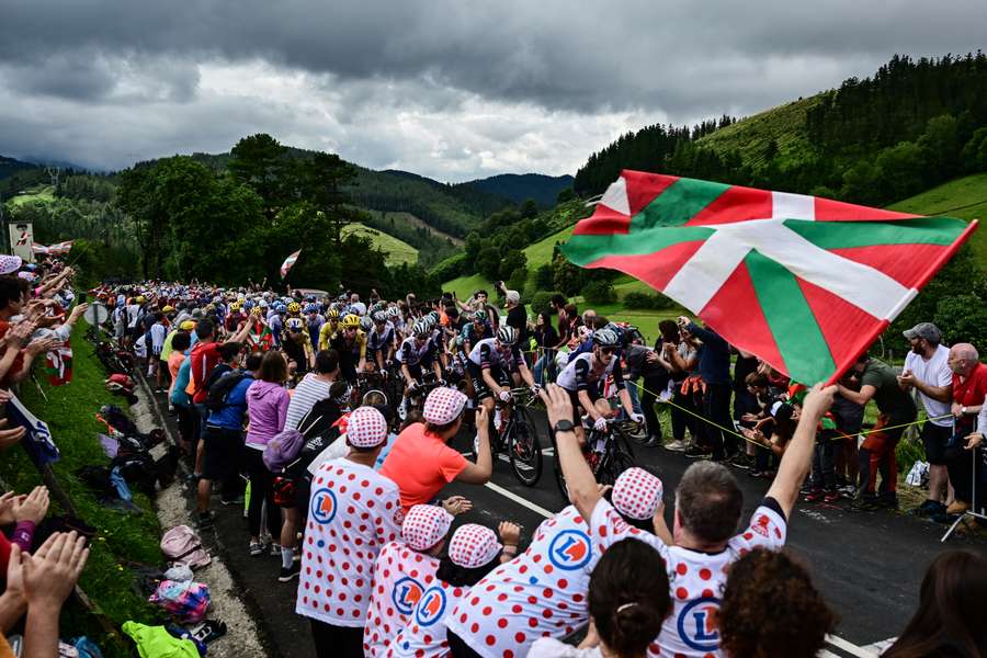 Ein letztes Mal fährt das Tour de France-Peloton durch das Baskenland.