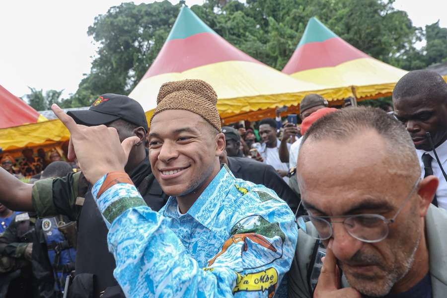 Mbappé, durante su reciente visita a Djebale, en Camerún