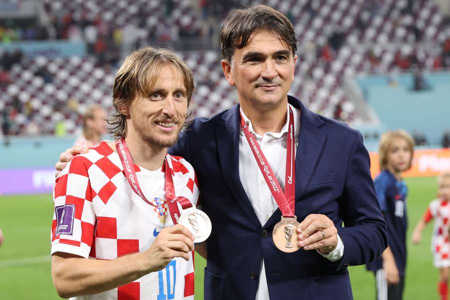 Luka Modric (L) en coach Zlatko Dalic met de bronzen medailles op het WK 2022