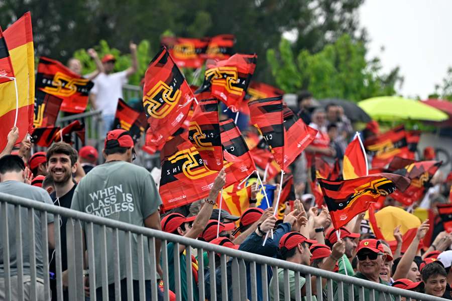 La grada, teñida del rojo de Ferrari en apoyo a Sainz