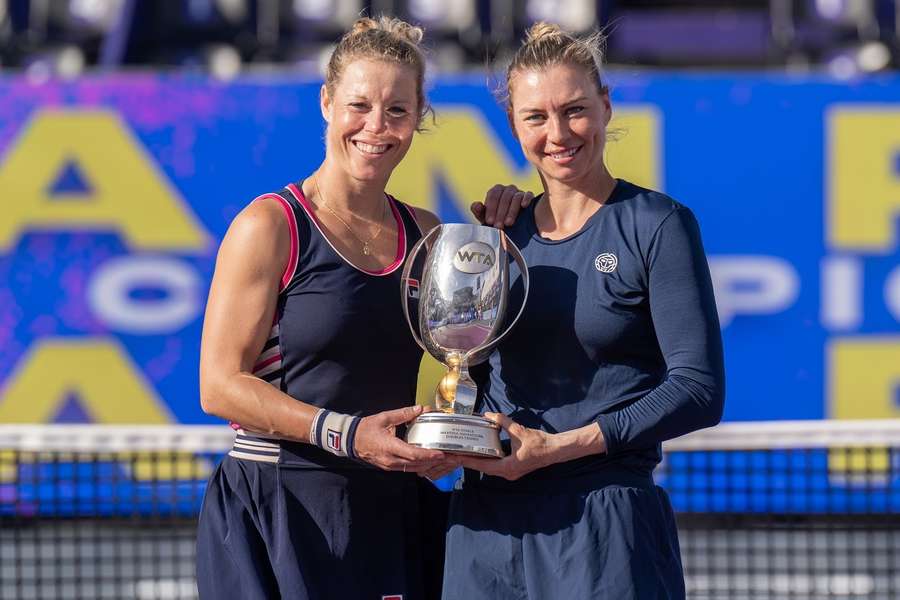 Laura Siegemundová a Věra Zvonarevová s trofejí pojmenované po Martině Navrátilové.