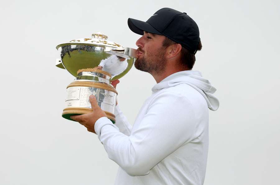 Chris Gotterup celebrates title