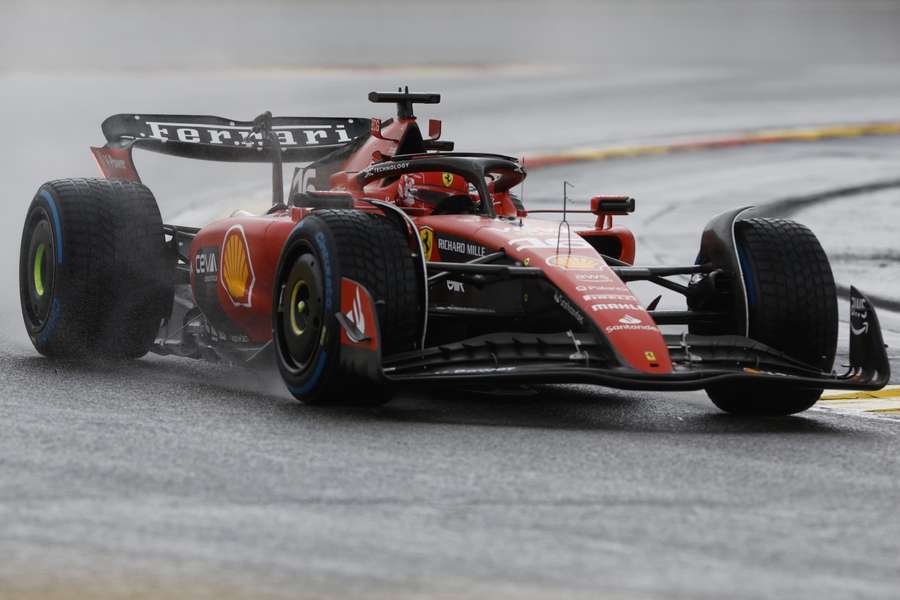 Charles Leclerc, piloto monegasco da Ferrari, dirige durante a sessão de treinos