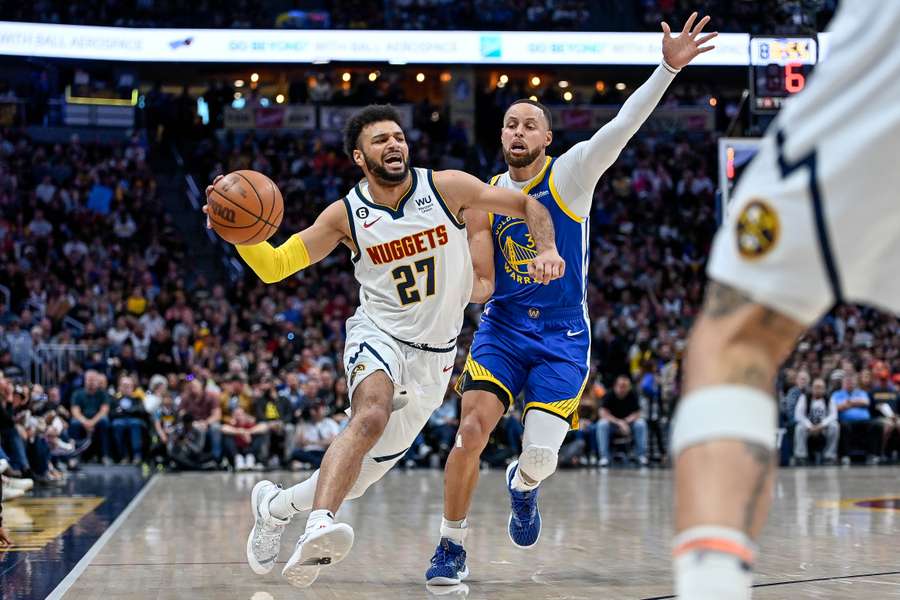 Stephen Curry (r., blau) lief im Duell mit Jamal Murray (l.) und den Denver Nuggets häufig nur hinterher.