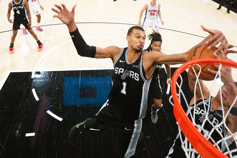 Popis Victora Wembanyamy w NBA, San Antonio Spurs lepsi od Detroit Pistons