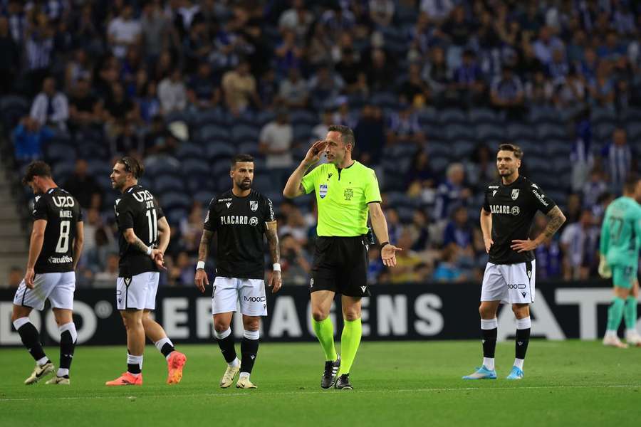 Só os capitães podem falar com os árbitros Só os capitães podem falar com os árbitros