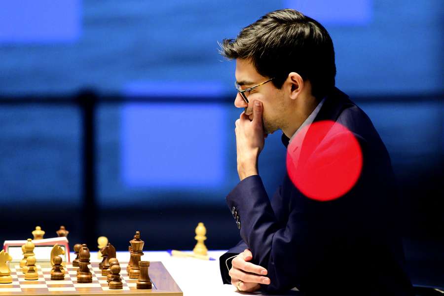 Anish Giri tijdens de laatste ronde van het Tata Steel Chess Tournament in dorpshuis De Moriaan