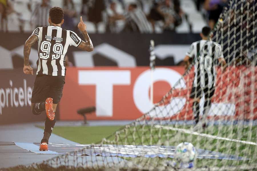 Igor Jesus celebra placar aberto no Nilton Santos
