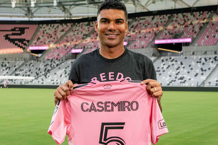 Casemiro s dresem svého nového zaměstnavatele. Casemiro s dresem svého nového zaměstnavatele.