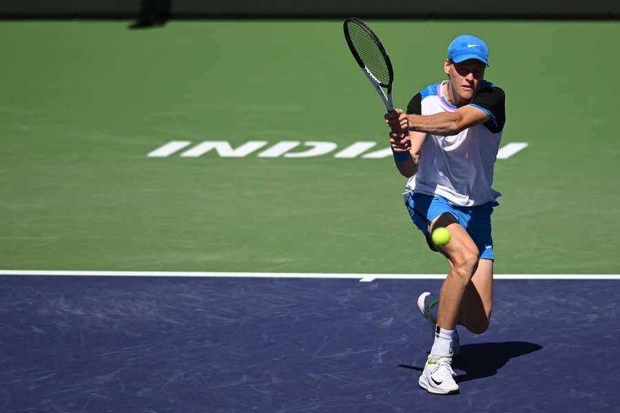 Jannik Sinner in actie tegen Thanasi Kokkinakis