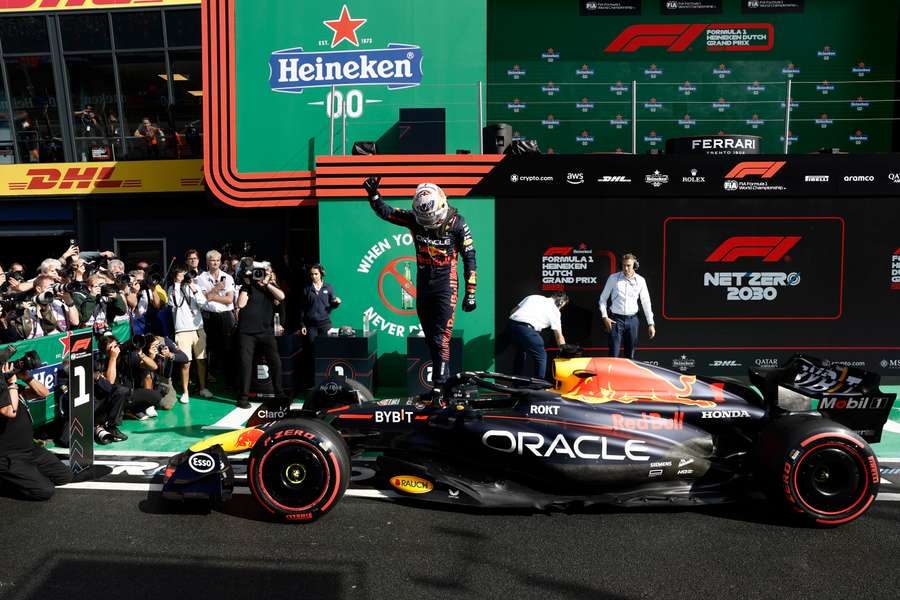 Max Verstappen leva a melhor e largará na pole position no Grande Prêmio da Holanda