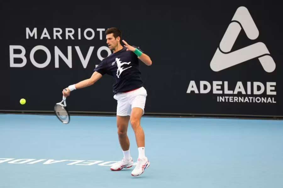 Djokovic ejerce un drive en Adelaide 