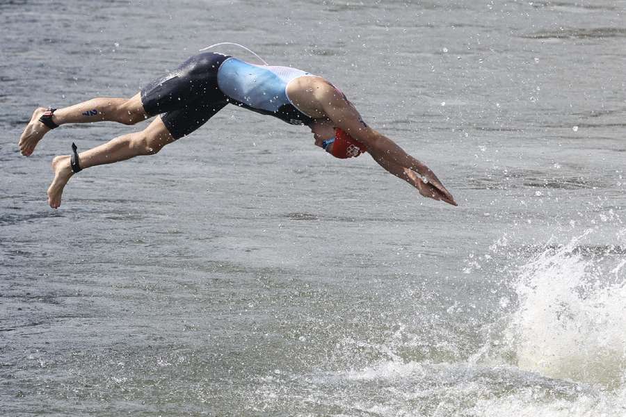 As duas provas do triatlo aconteceram nessa quarta-feira (31), com a natação no Rio Sena