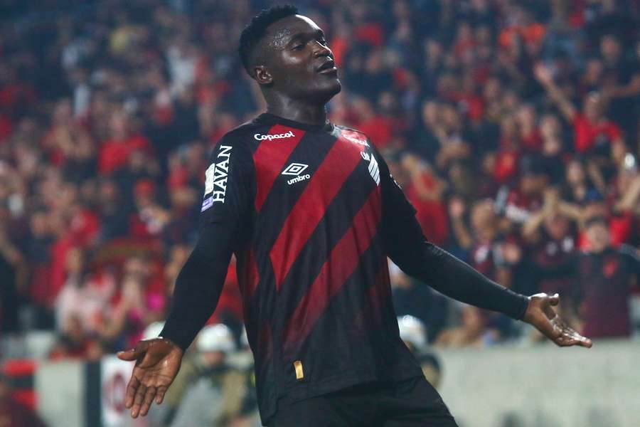 Kevin Viveros, artilheiros do Brasileirão, comemora gol contra o Vitória. 