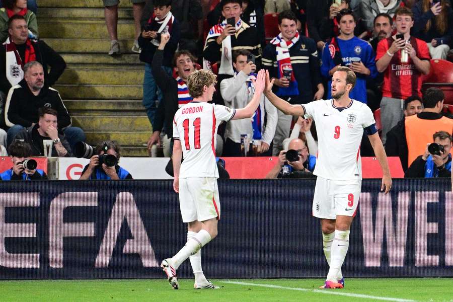 Anthony Gordon a Harry Kane se proti Česku gólově prosadili.