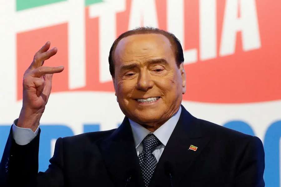 Berlusconi promete “ônibus de prostitutas” para jogadores do Monza