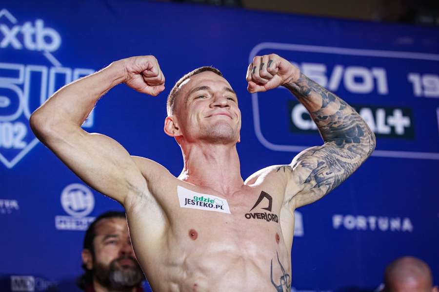 Sebastian Przybysz podczas oficjalnego ważenia przed galą KSW 102 w Radomiu
