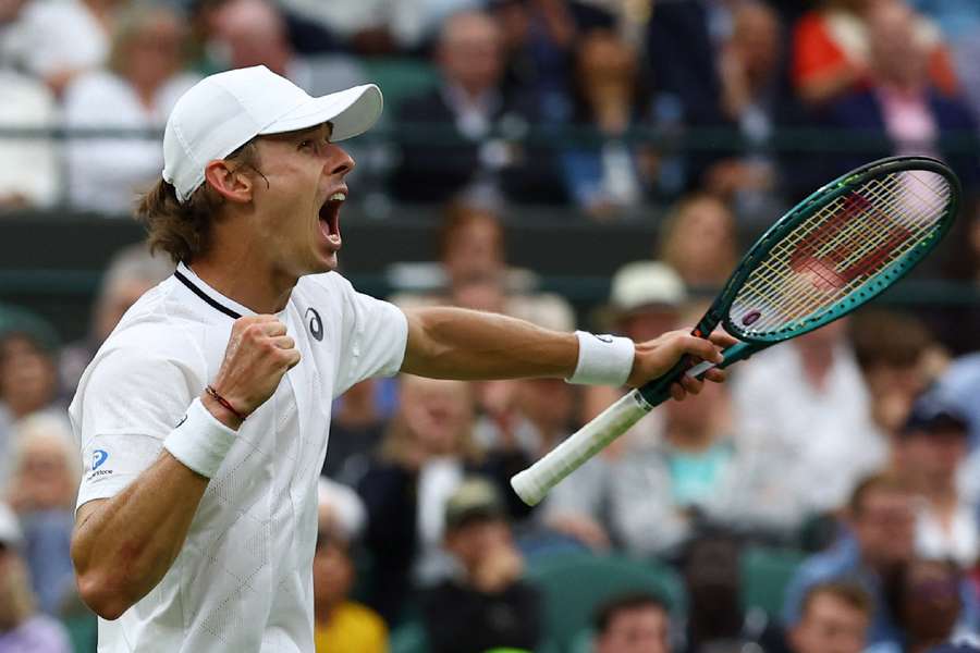 De Minaur passa aos quartos de final de Wimbledon depois de vencer Fils