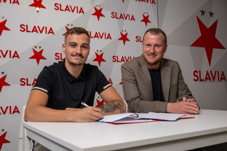 Savovič při podpisu smlouvy. Savovič při podpisu smlouvy.