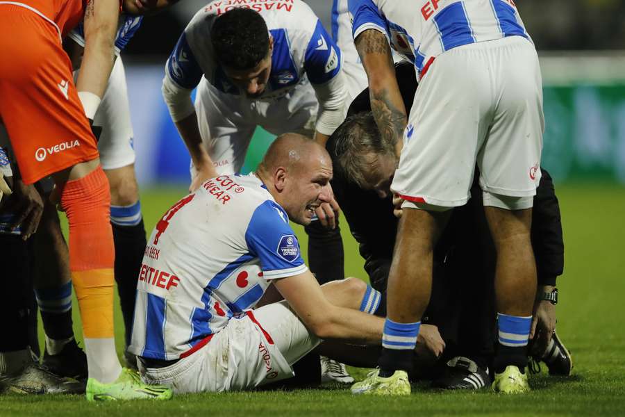 Sven van Beek raakte geblesseerd in de wedstrijd tussen RKC Waalwijk en sc Heerenveen