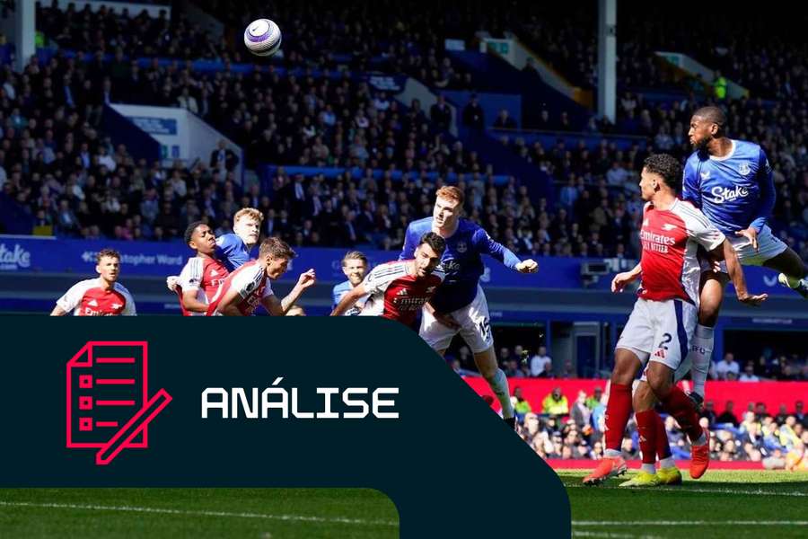 Jake O'Brien, do Everton, cabeceia por cima durante o jogo frente ao Arsenal