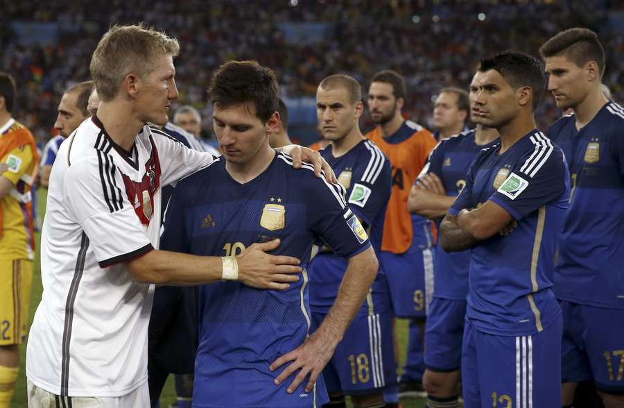 Messi wird nach dem Wm-Finale von Schweinsteiger (l.) getröstet Messi wird nach dem Wm-Finale von Schweinsteiger (l.) getröstet