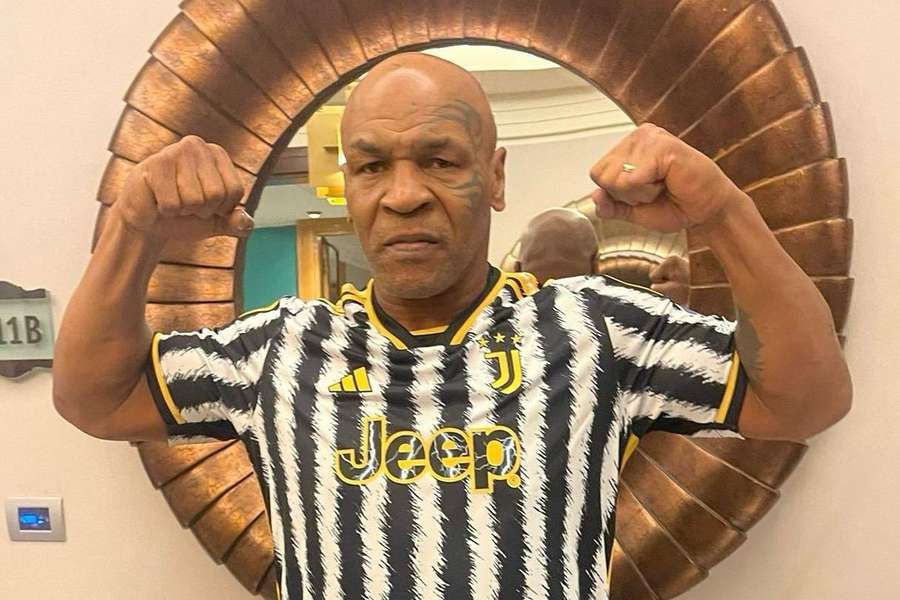 Mike Tyson com a camisola da Juventus