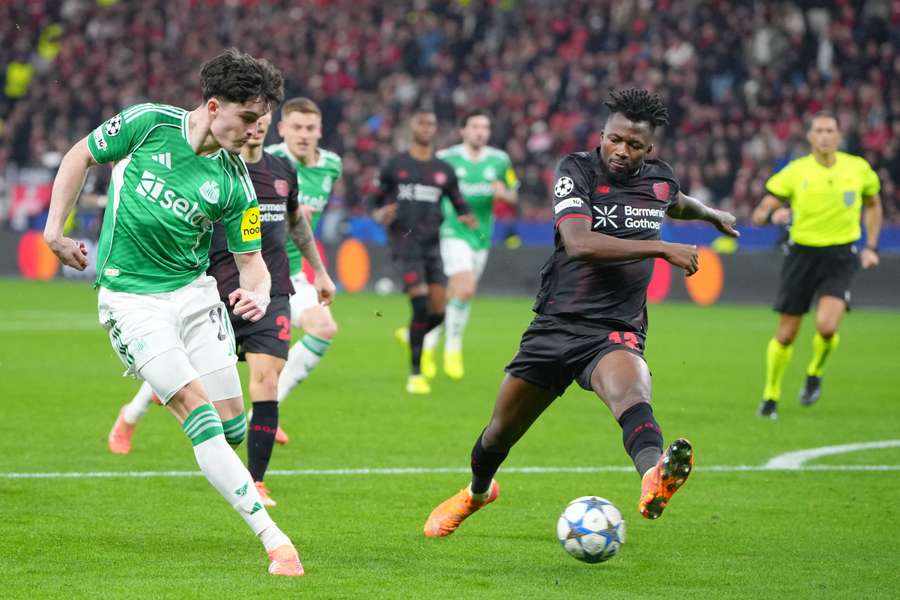 Livramento z Newcastlu v souboji s Tapsobou z Leverkusenu.