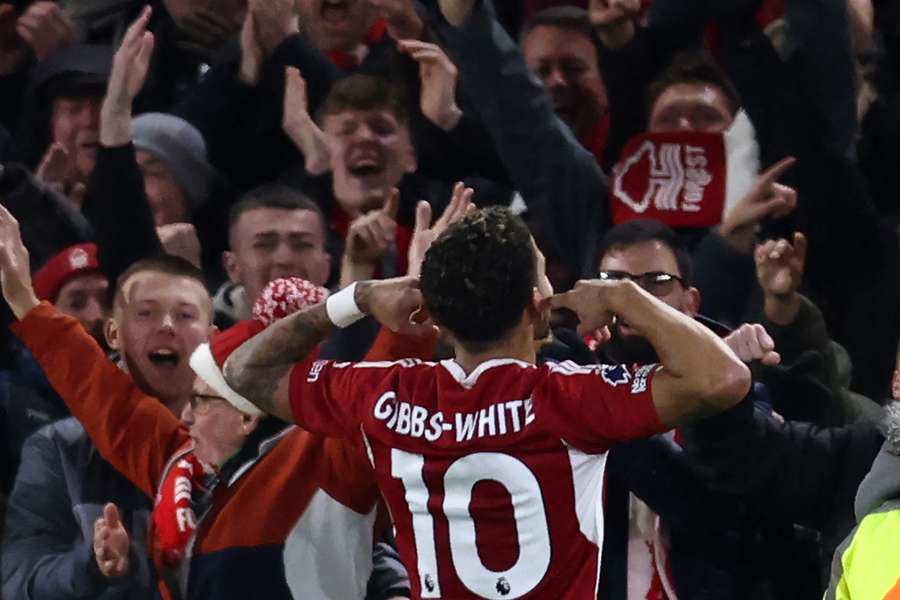 El centrocampista inglés del Nottingham Forest #10 Morgan Gibbs-White celebra la consecución del segundo gol.