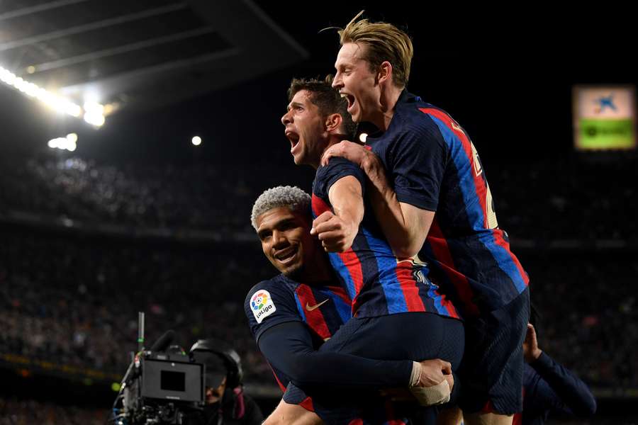 Barcelona zet forse stap naar eerste titel; Frenkie de Jong helemaal blij