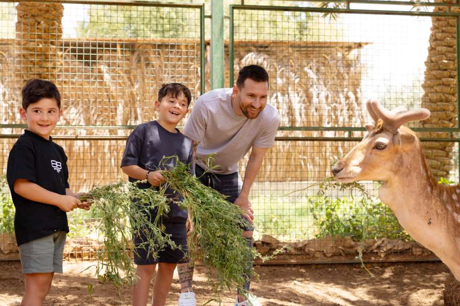 Esta foto de distribución facilitada por la Autoridad Saudí de Turismo el 1 de mayo de 2023, muestra al delantero argentino Lionel Messi y a sus hijos visitando un parque de animales en Riad