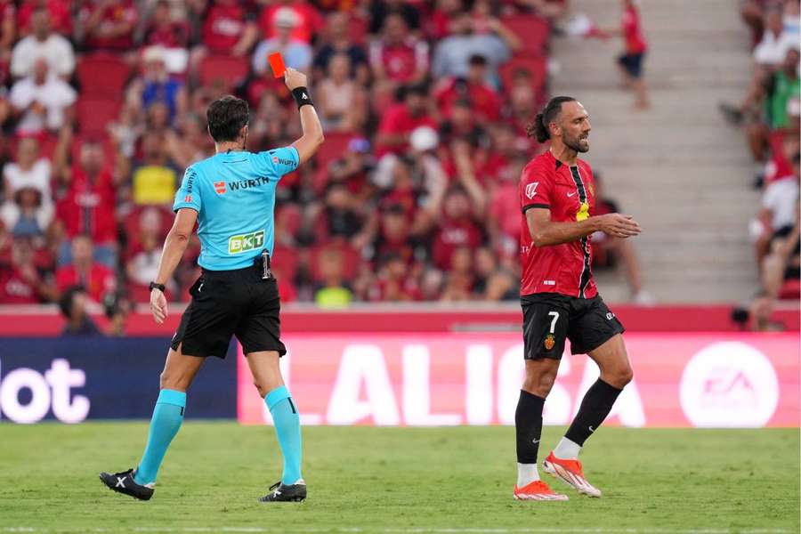 Muriqi, recibiendo la roja