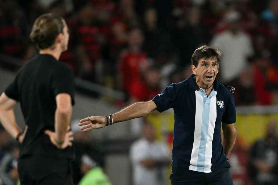 Gustavo Costas (dir.) e Filipe Luís no Maracanã