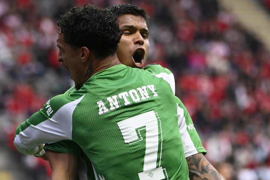 Antony abraça Cucho Hernández, autor do gol de empate do Betis contra o Braga