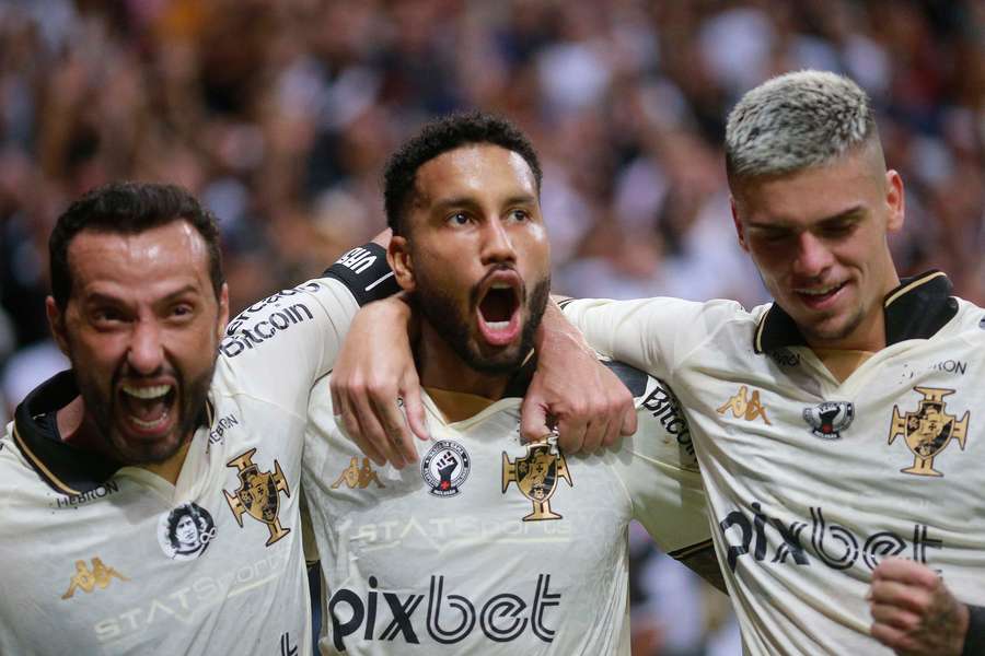 Jair (ao centro) fez o primeiro gol do jogo e saiu aplaudido de campo