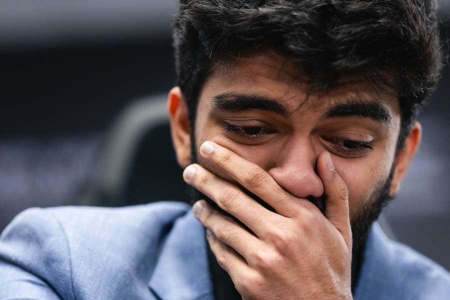 Gukesh se emociona ao perceber que venceria seu primeiro mundial da vida