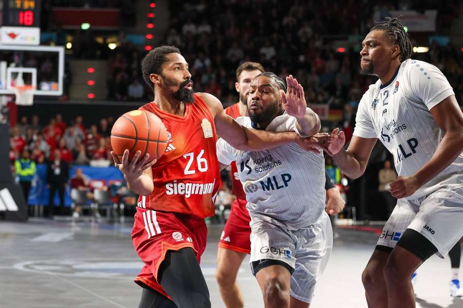 Spencer Dinwiddie beim Zug zum Korb. Spencer Dinwiddie beim Zug zum Korb.