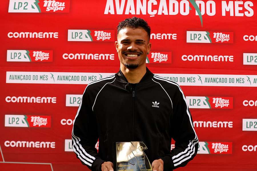 Carlos Eduardo com o prémio de avançado do mês