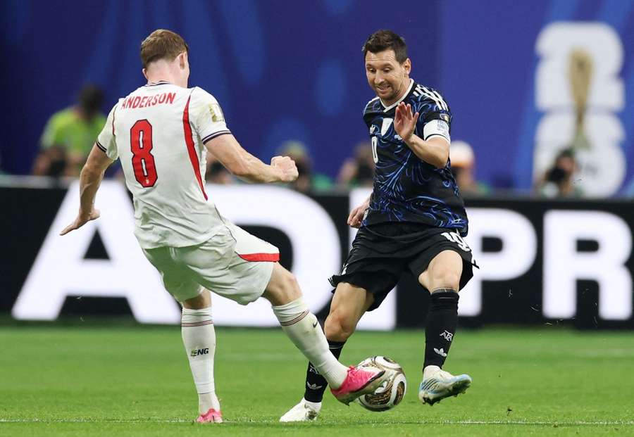 Zweikampf zwischen Anderson und Messi Zweikampf zwischen Anderson und Messi