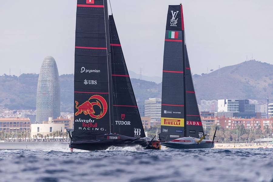 Les Français du défi Orient Express se sont inclinés face aux Suisses d'Alinghi Red Bull Racing lors de la deuxième ronde préliminaire. 