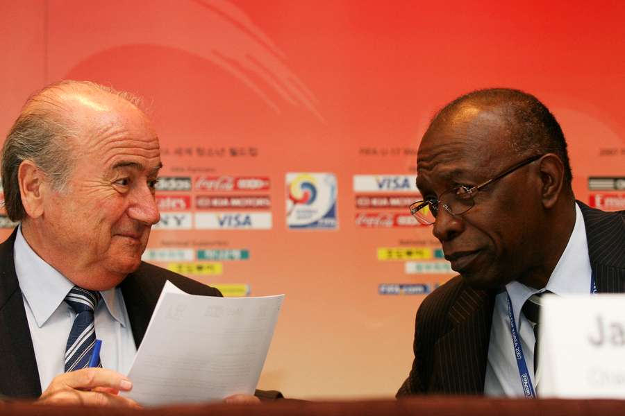 Blatter e Warner em entrevista coletiva na cidade de Seul, Coreia do Sul, em 2007