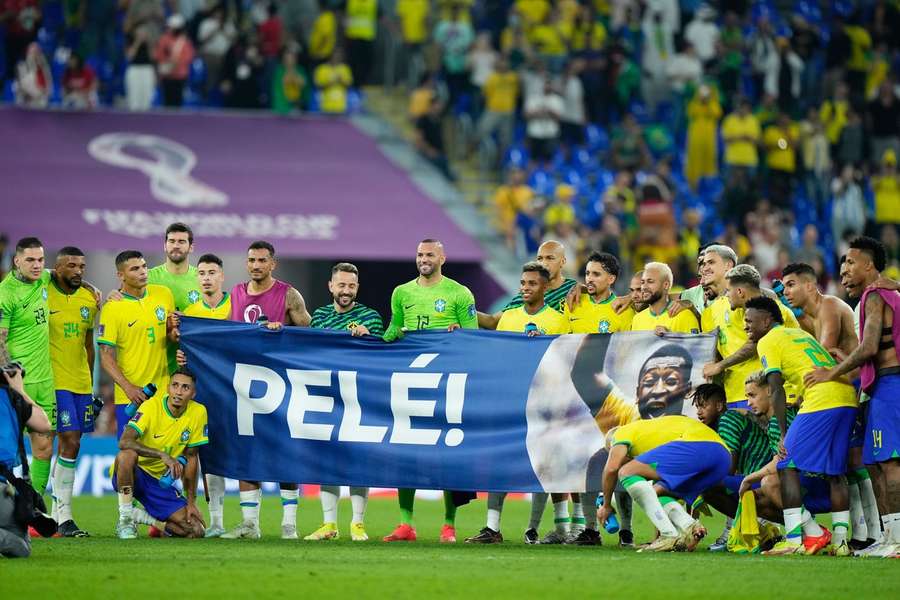 Futbalisti Brazílie po víťazstve pozdravili na diaľku Pelého.